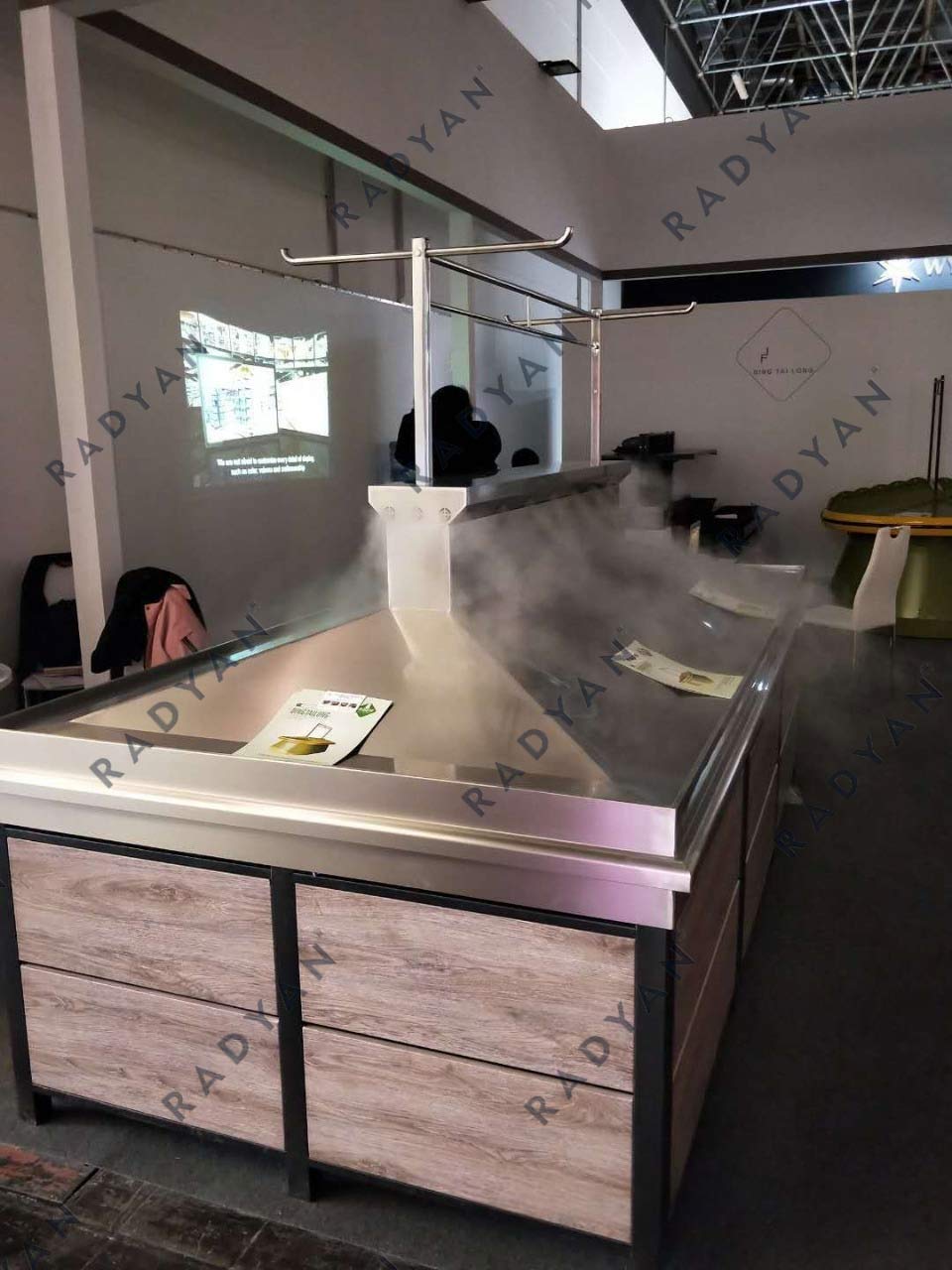 Leafy vegetable spray display rack for supermarket fresh food store